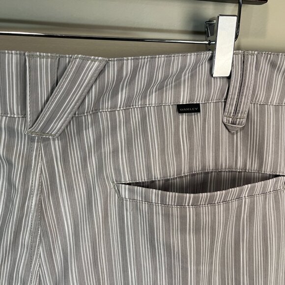 Oakley Golf Men's white, tan and black striped flat front shorts 38 11" inseam - Picture 4 of 6